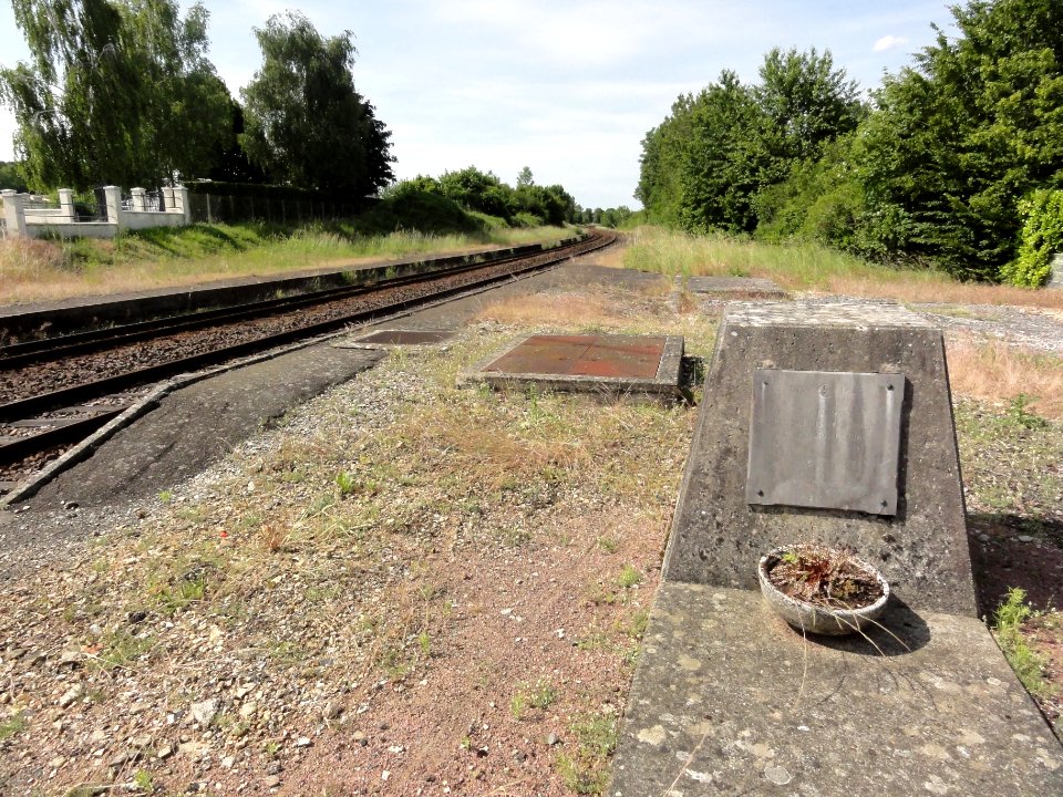 Chérisay (Sarthe) lieu-dit La Gare, anciens quais et mémorial de 1939-45