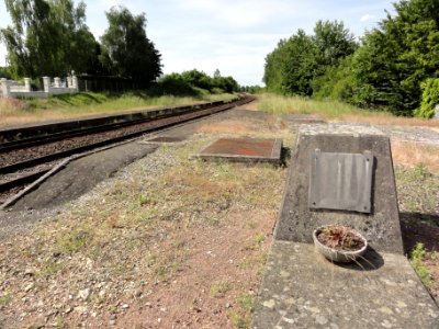 Chérisay (Sarthe) lieu-dit La Gare, anciens quais et mémorial de 1939-45