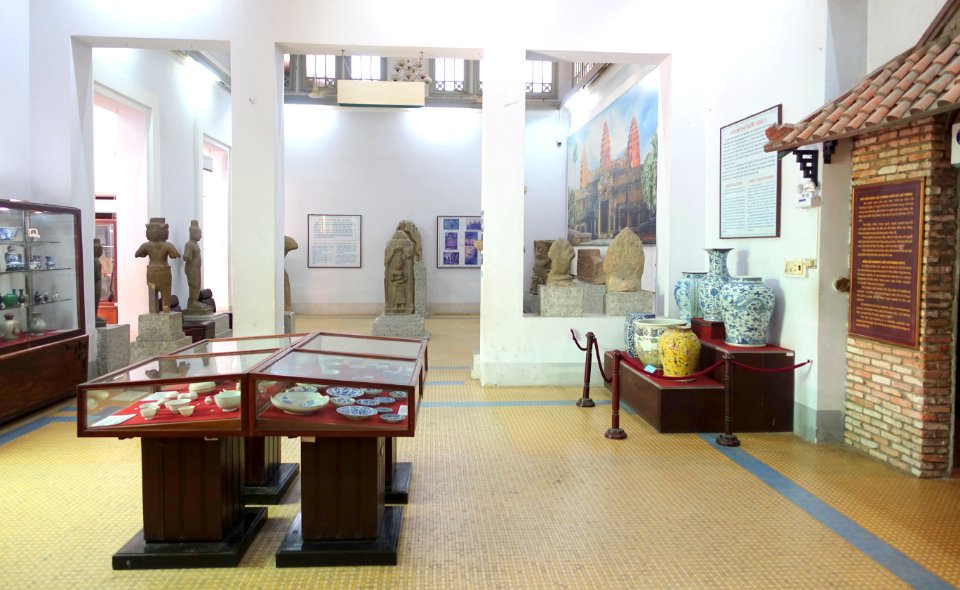 Ceramics and sculpture exhibits - Museum of Vietnamese History - Ho Chi Minh City - DSC05849