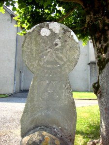 Chéraute (Pyr-Atl, Fr) stèle 2 à l'entrée de l'enceinte de l'église