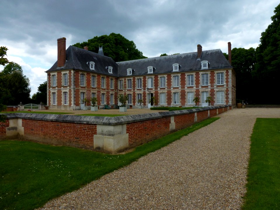 Château du Troncq et cour d'honneur