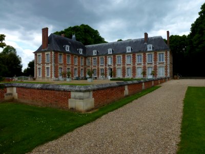 Château du Troncq et cour d'honneur