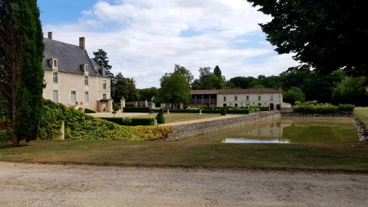 Château du Bois de Sanzay et bâtiment annexe à drote