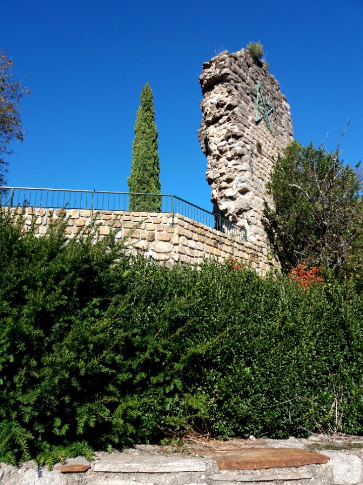 Château du Chastelas - Mur avec étoile
