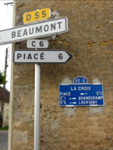 Chérancé (Sarthe) hameau La Croix, plaque de cocher et panneaux routiers