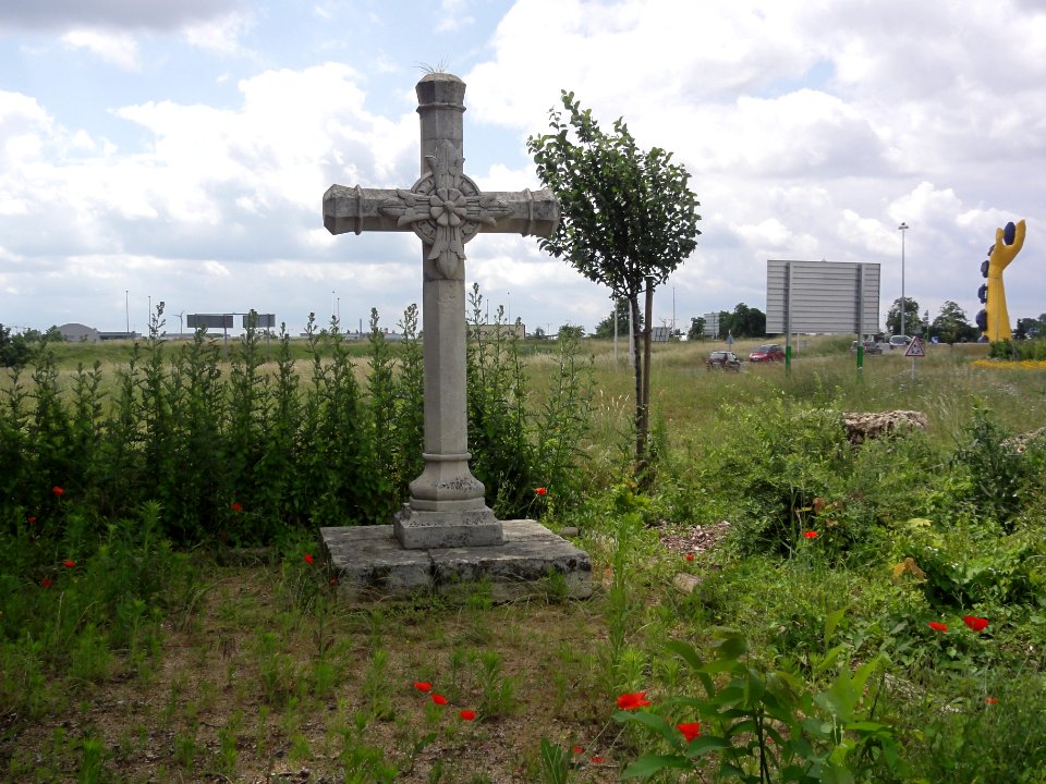 Châtellerault (Vienne) Croix de chemin D1