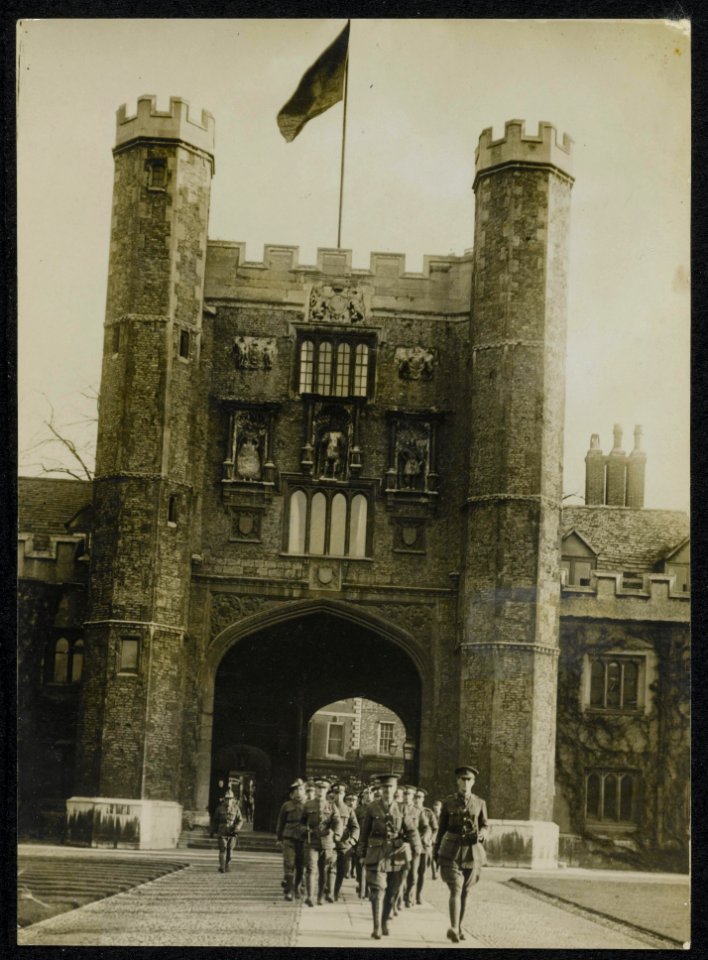 Cambridge. Cadets returning from a route march through great gate in the Quad of, Bestanddeelnr 158-1482