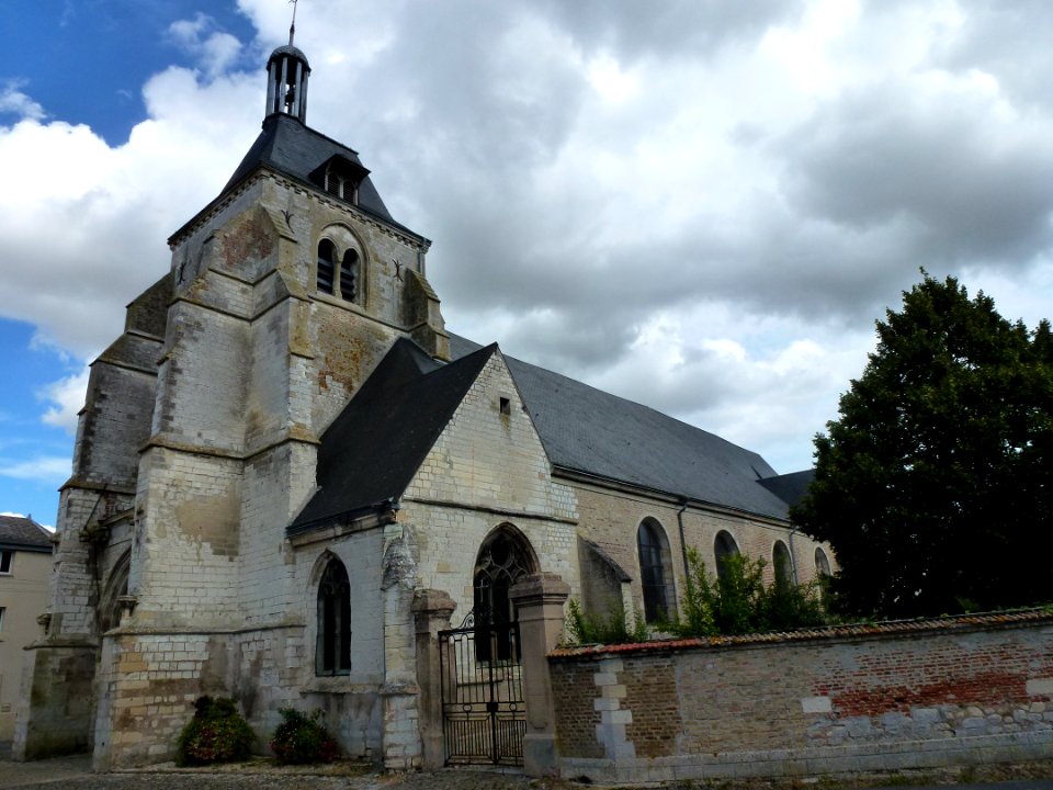 Château-Porcien (Ardennes) église Saint-Thibault, vue latérale