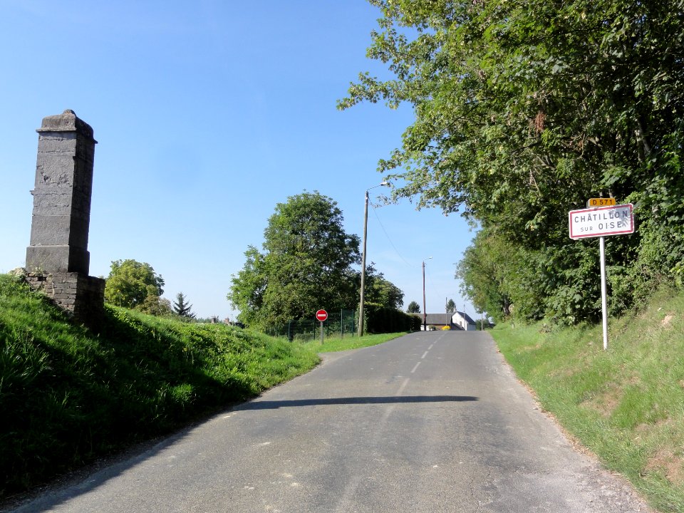 Châtillon-sur-Oise (Aisne) oratory (l) and city limit sign (r)