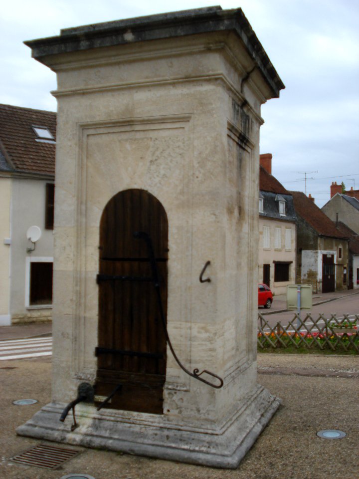 Châteauneuf-Val-de-Bargis (Nièvre, Fr), puits du village