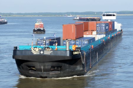 Camaro IV - ENI 02329331 op de Schelde, wacht bij Zandvlietsluis om geschut te worden, Antwerpse haven, pic4