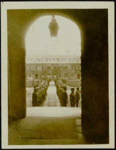 Cambridge. Drilling in Trinity Quad from the Hall steps, Bestanddeelnr 158-0112
