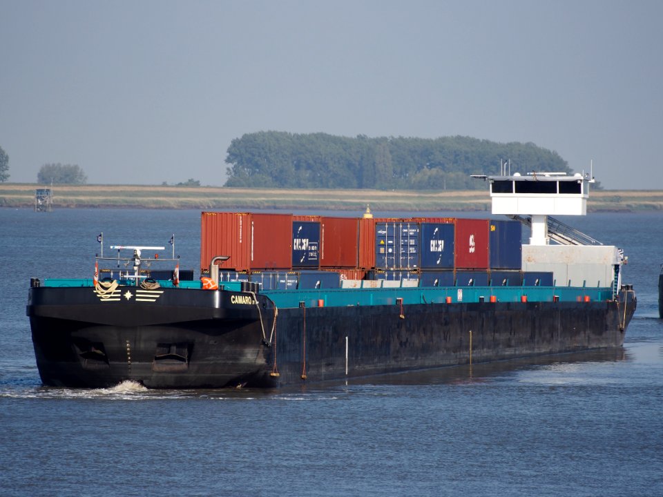 Camaro IV - ENI 02329331 op de Schelde, wacht bij Zandvlietsluis om geschut te worden, Antwerpse haven, pic1