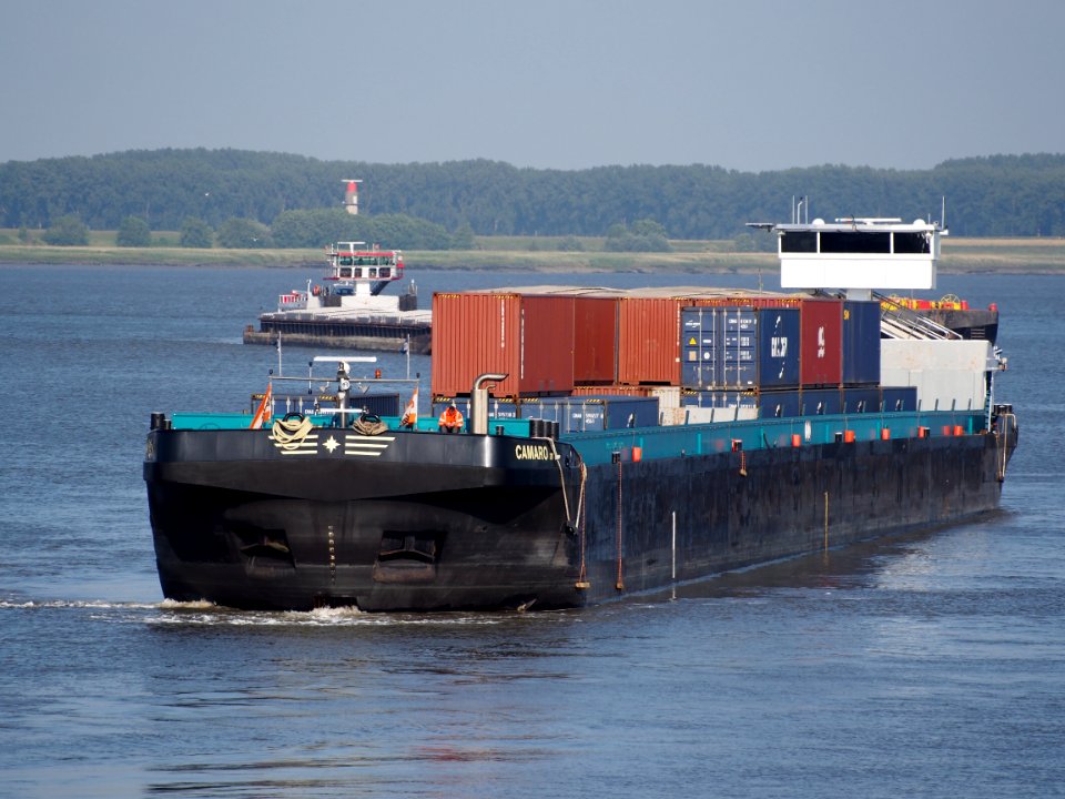 Camaro IV - ENI 02329331 op de Schelde, wacht bij Zandvlietsluis om geschut te worden, Antwerpse haven, pic2