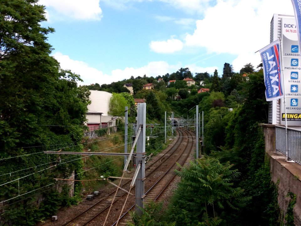 Caluire-et-Cuire - Voie de chemin de fer Collonges-Fontaines, entrée du tunnel depuis la route de Strasbourg