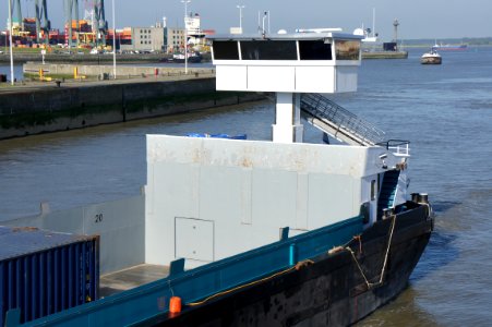 Camaro IV - ENI 02329331 op de Schelde, wacht bij Zandvlietsluis om geschut te worden, Antwerpse haven, pic7