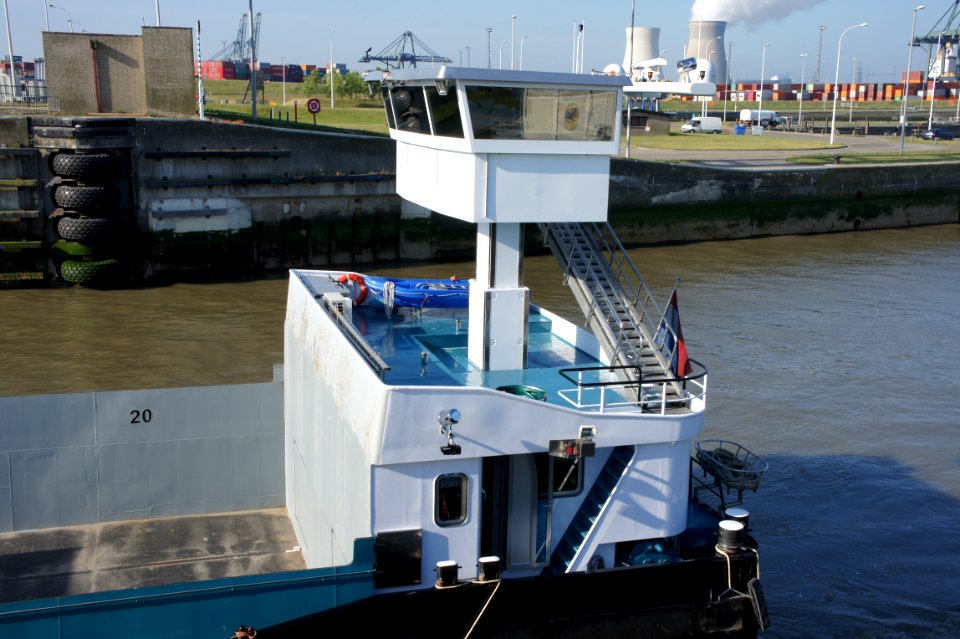 Camaro IV - ENI 02329331 op de Schelde, wacht bij Zandvlietsluis om geschut te worden, Antwerpse haven, pic8
