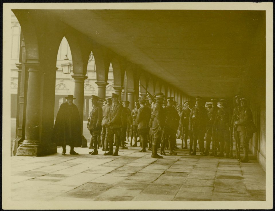Cambridge. Neville Court, Trinity College where cadets drill in wet weather, Bestanddeelnr 158-0113