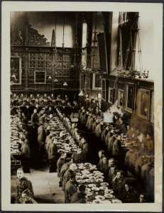 Cambridge. Panorama of Trinity Hall with cadets at lunch, Bestanddeelnr 158-1650