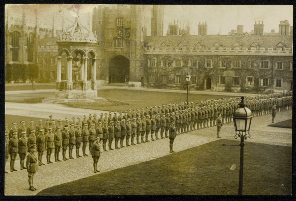 Cambridge. Panorama of Church Parade in Trinity Quad, Bestanddeelnr 158-1480
