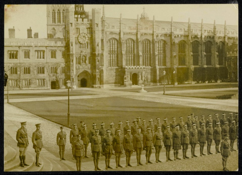 Cambridge. Panorama of Church Parade in Trinity Quad, Bestanddeelnr 158-1483