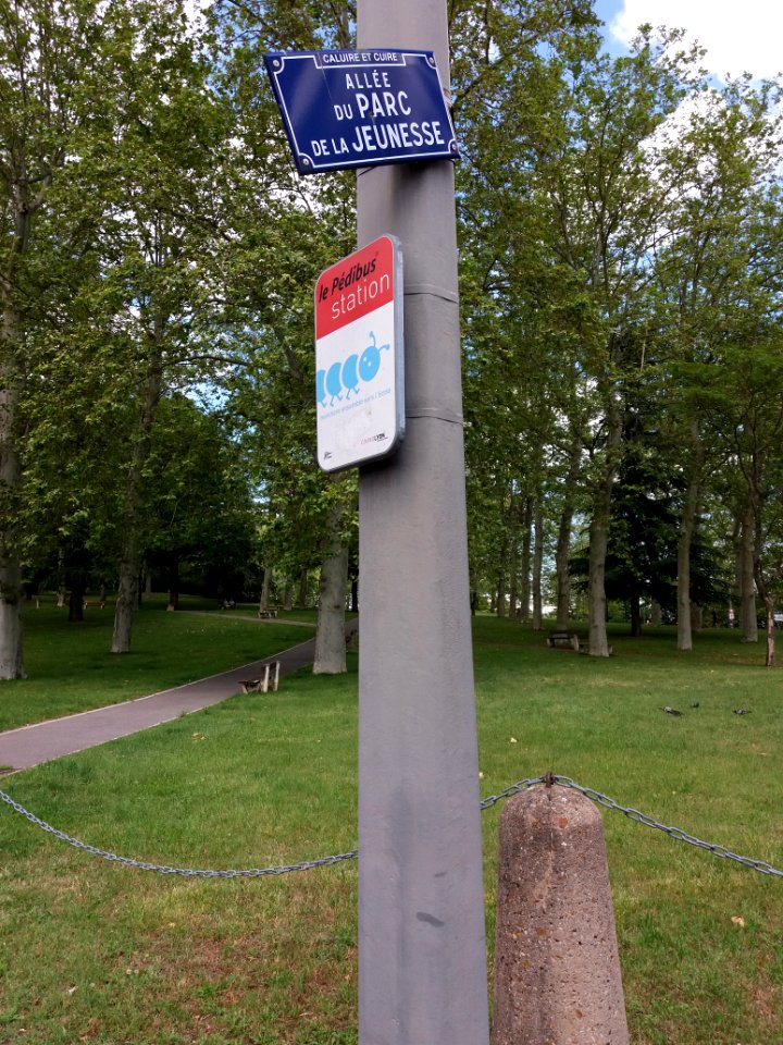 Caluire-et-Cuire - Allée du Parc de la Jeunesse, plaque et station pédibus