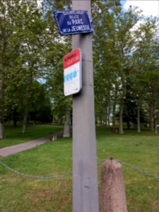 Caluire-et-Cuire - Allée du Parc de la Jeunesse, plaque et station pédibus
