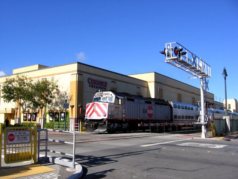 Caltrain in San Mateo 3107 03
