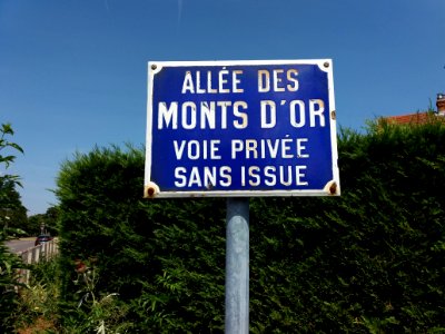 Caluire-et-Cuire - Allée des Monts d'Or, plaque