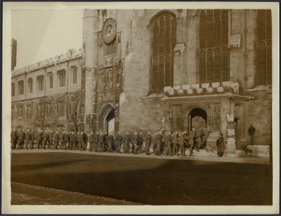 Cambridge. Cadets entering Trinity College Chapel for service, Bestanddeelnr 158-1653