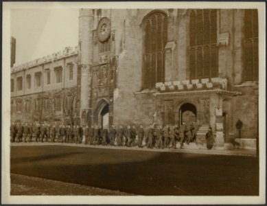 Cambridge. Cadets entering Trinity College Chapel for service, Bestanddeelnr 158-1653