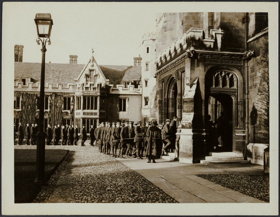 Cambridge. Cadets entering Trinity College Chapel for service, Bestanddeelnr 158-1654