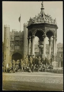 Cambridge, cadets around the fountain in Trinity Great Quad, Bestanddeelnr 158-1475