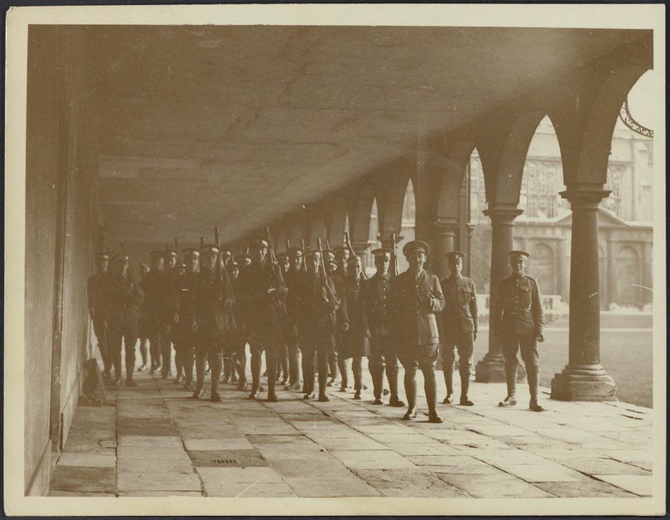 Cambridge. Nevills Court, Trinity College where cadets drill in wet weather, Bestanddeelnr 158-1657