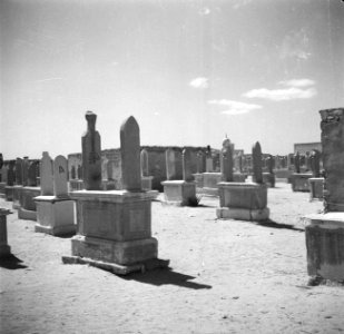 Cairo Zuidelijke begraafplaats met graftombes waarop steles zijn aangebracht, Bestanddeelnr 252-1722