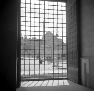 Cairo Gezicht door een raam op de citadel van de stad met de Mohammed Alimoskee, Bestanddeelnr 252-1725