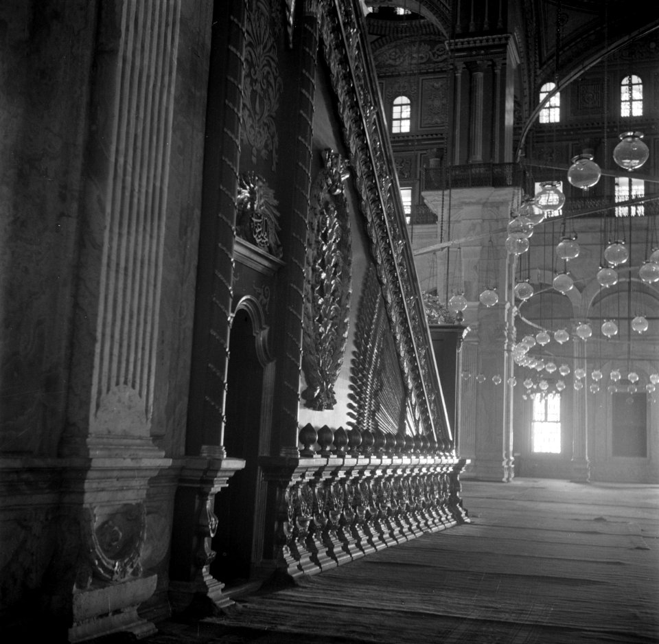 Cairo. interieur van de Mohammed Alimoskee links de trap van de preekstoel, Bestanddeelnr 254-5370