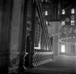 Cairo. interieur van de Mohammed Alimoskee links de trap van de preekstoel, Bestanddeelnr 254-5370