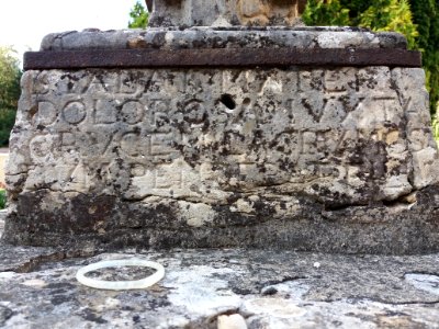 Cailloux-sur-Fontaines - Place de l'Église - Croix (2)