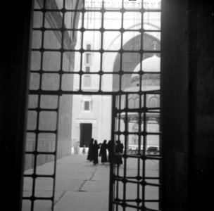 Cairo Geopend toegangshek tot het voorplein van de Madrassamoskee van sultan Ha, Bestanddeelnr 252-1723