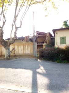 Cailloux-sur-Fontaines - Place de l'Église, maison effondrée
