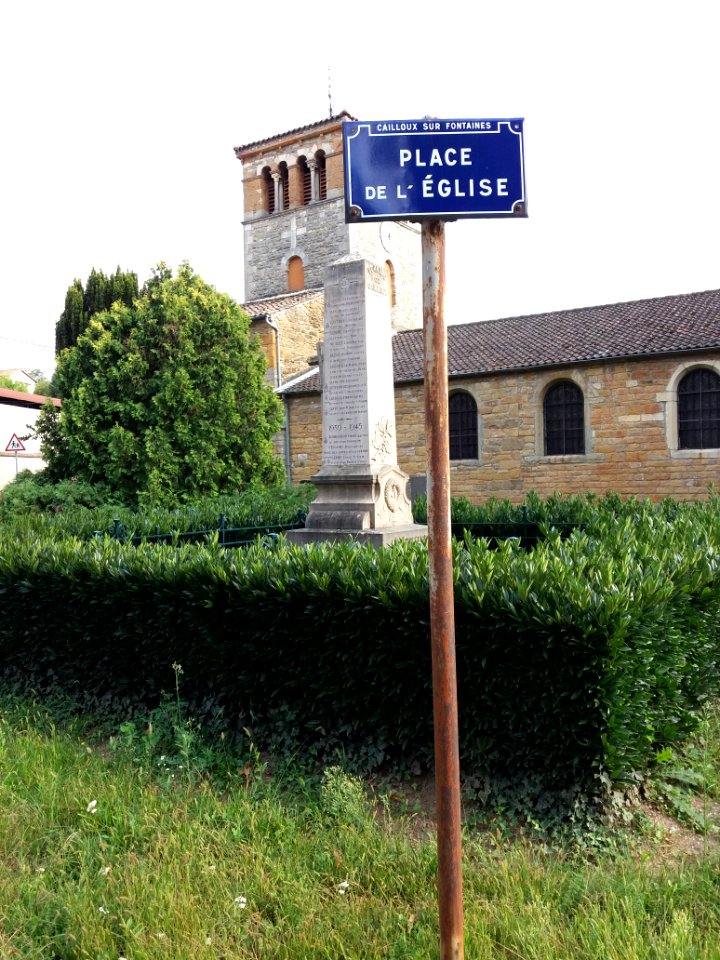 Cailloux-sur-Fontaines - Place de l'Église, plaque