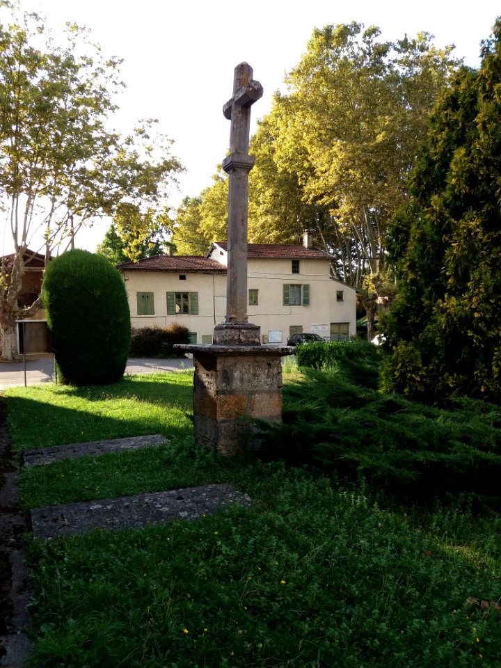 Cailloux-sur-Fontaines - Place de l'Église - Croix (1)