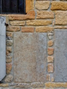 Cailloux-sur-Fontaines - Église Notre Dame de l'Assomption de Cailloux-sur-Fontaines, pierre tombale (4)