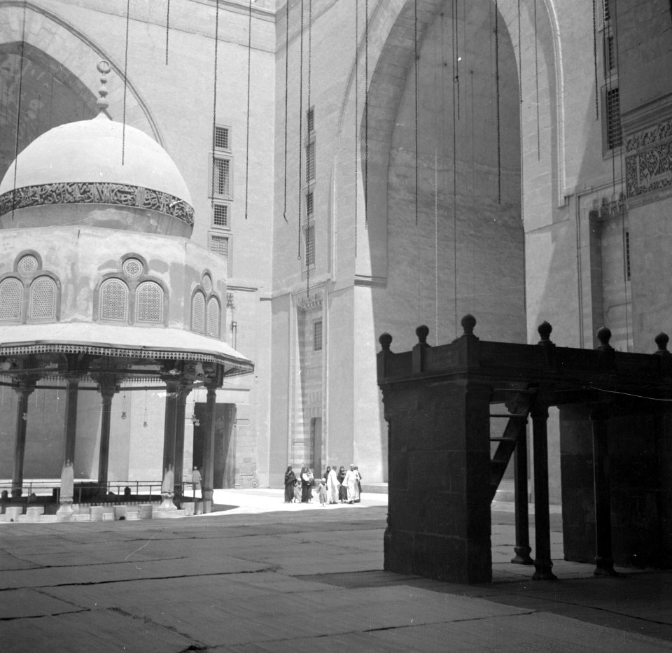 Cairo Voorplein van de Madrassamoskee van sultan Hasan met de overkapping van h, Bestanddeelnr 252-1724