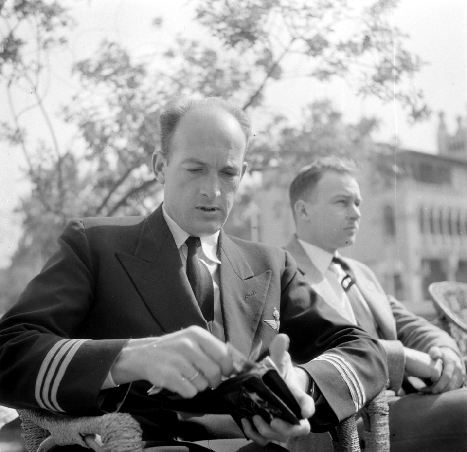 Cairo, Heliopolis Cafeterras aan de Ibrahim al-Lakanistreet Een man in luchtva, Bestanddeelnr 254-5436