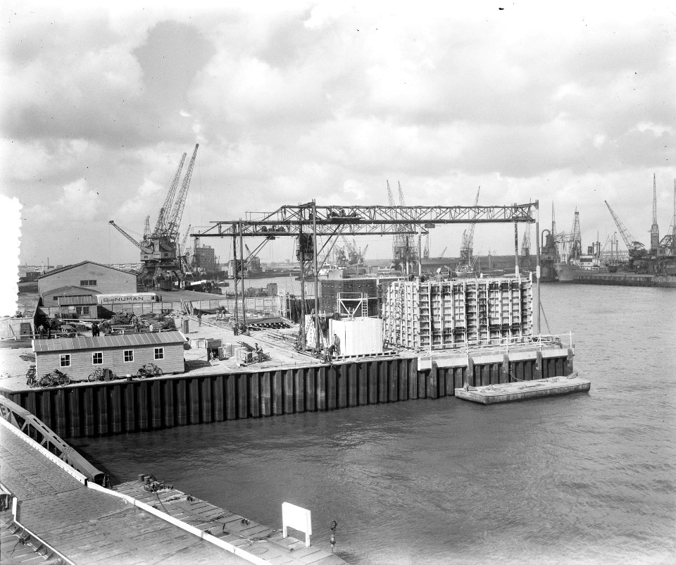 Caissonbouw voor rampgebied in haven Rotterdam, Bestanddeelnr 905-6390
