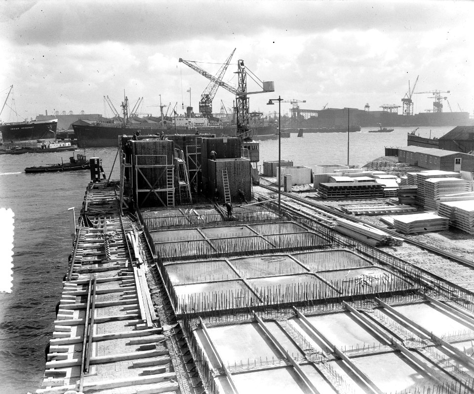 Caissonbouw voor rampgebied in haven Rotterdam, Bestanddeelnr 905-6389