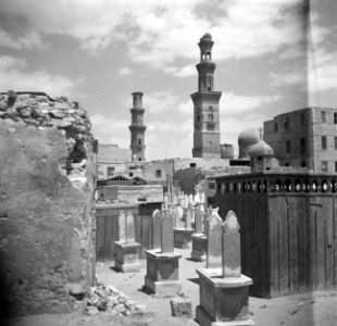 Cairo Zuidelijke begraafplaats met graftombes waarop steles zijn aangebracht, Bestanddeelnr 252-1721