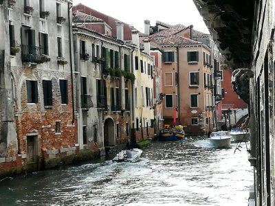 Canal and boat in Venice 2017 02